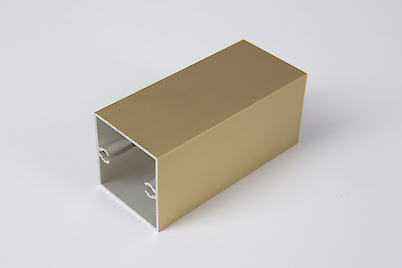 Труба квадратная алюминиевая 45x45x1.5мм с приливом L= 5950 мм золото