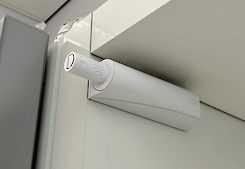 Кріплення до виштовхувача фасаду Italiana Ferramenta K-Push Tech з ходом 37мм сірий