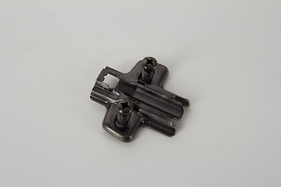 Хрестоподібна монтажна планка Hettich 8099 під прикручування, h=3 мм з попередньо встановленими єврогвинтами чорна (9091801)