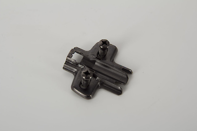 Хрестоподібна монтажна планка Hettich 8099 під прикручування, h=1,5 мм з попередньо встановленими єврогвинтами чорна (9091800)