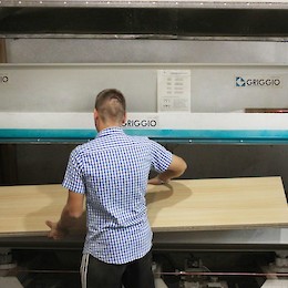 Горячий пресс предназначен для наклеивания шпона, пластика и склеивания поверхностей