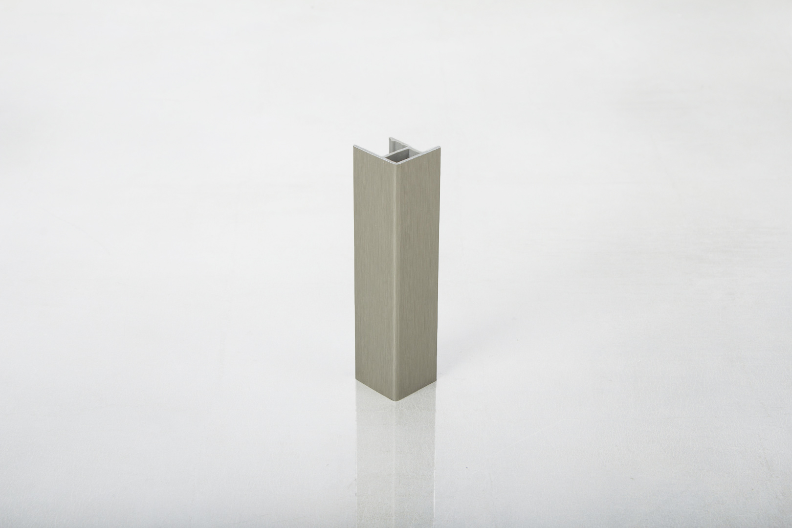 Куточок зовнішній 90° Scilm до пластикового цоколю H=150 під нержавійку