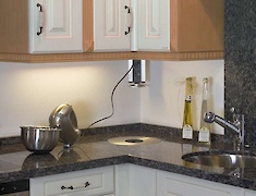 Вбудована розетка GTV вертикальна на 3 вилки, 2USB, чорна (вбудований подовжувач)