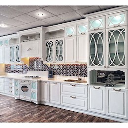 MDF крашенные фрезерованные фасады, в частности рамки, безупречно смотрятся с вставкой из лазерной резки. Любой узор можно повторить с помощью нашего оборудования, главное - макет. Корона, балюстрады, крашенный фрезерованный цоколь легко вливаются в интерьер кухни, а наличие зеркала в качестве задней стенки придает свою роскошь и богатство.