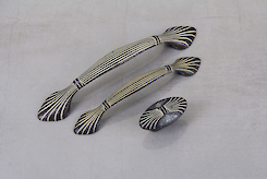 Меблева ручка Giusti РГ 35 WMN503.128.00C2 чорна бронза + молочна патина