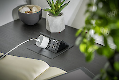 Вбудована розетка GTV AVARO горизонтальна 1 вилка, USB А, чорна (подовжувач, що вбудовується)