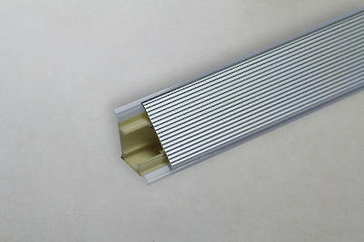 Отбортовка алюмінієва трикутна Scilm H=30мм L=4000мм рифлена