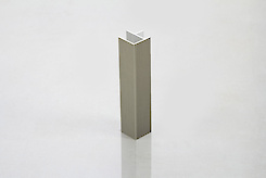 Уголок 90° Scilm алюминиевый наружный к цоколю под нержавейку H=150 (H=145)