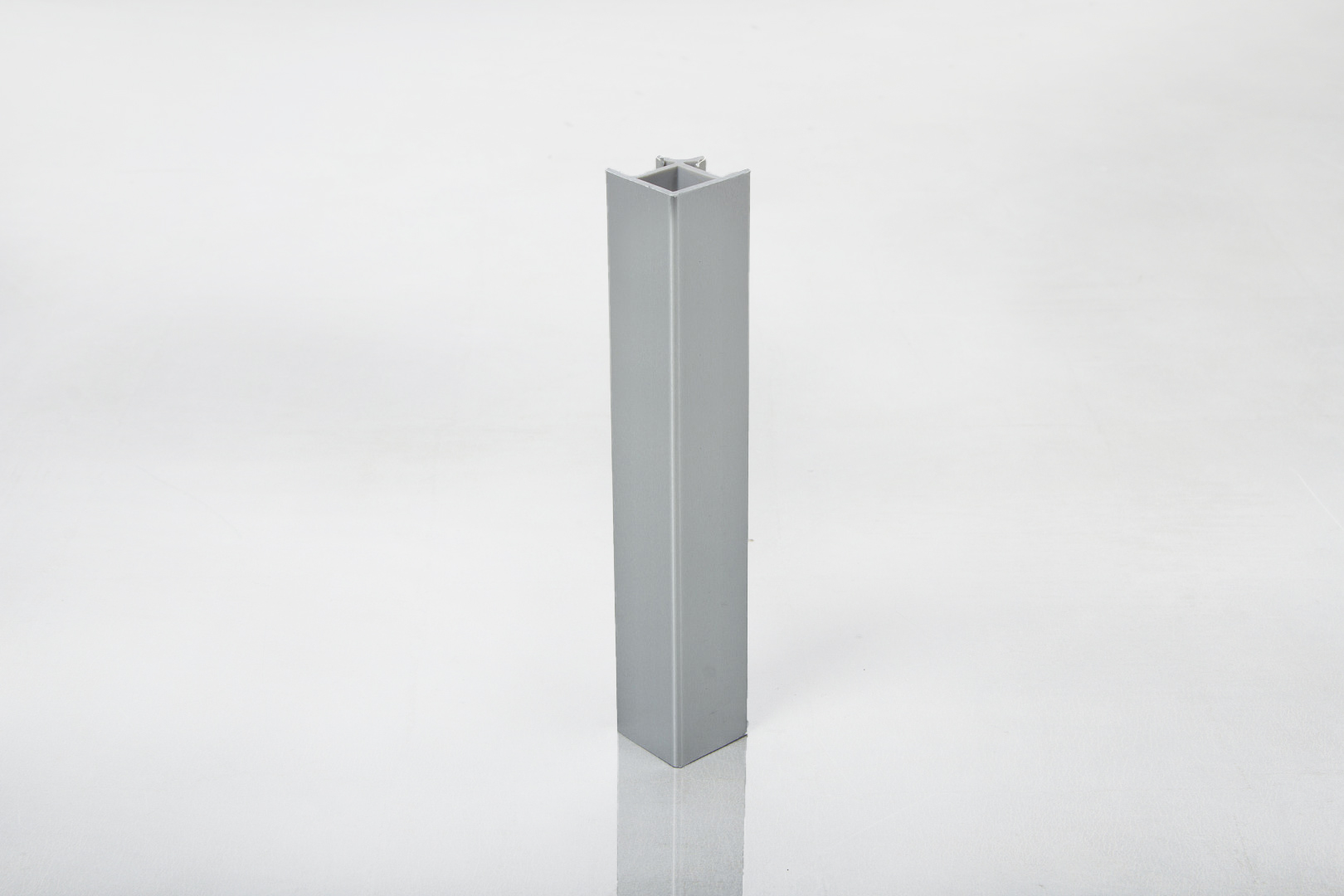 Куточок універсальний 90°Scilm до пластикового цоколю H=150 під алюміній