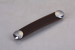 Ручка мебельная Falso Stile РК-486 хром глянцевый с кожей цвета кофе