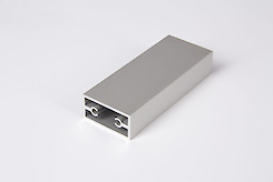 Труба прямокутна алюмінієва анодована з приливами 40х20, натуральний алюміній для меблевих конструкцій довжина 5,95м (ціна 1пог.м)