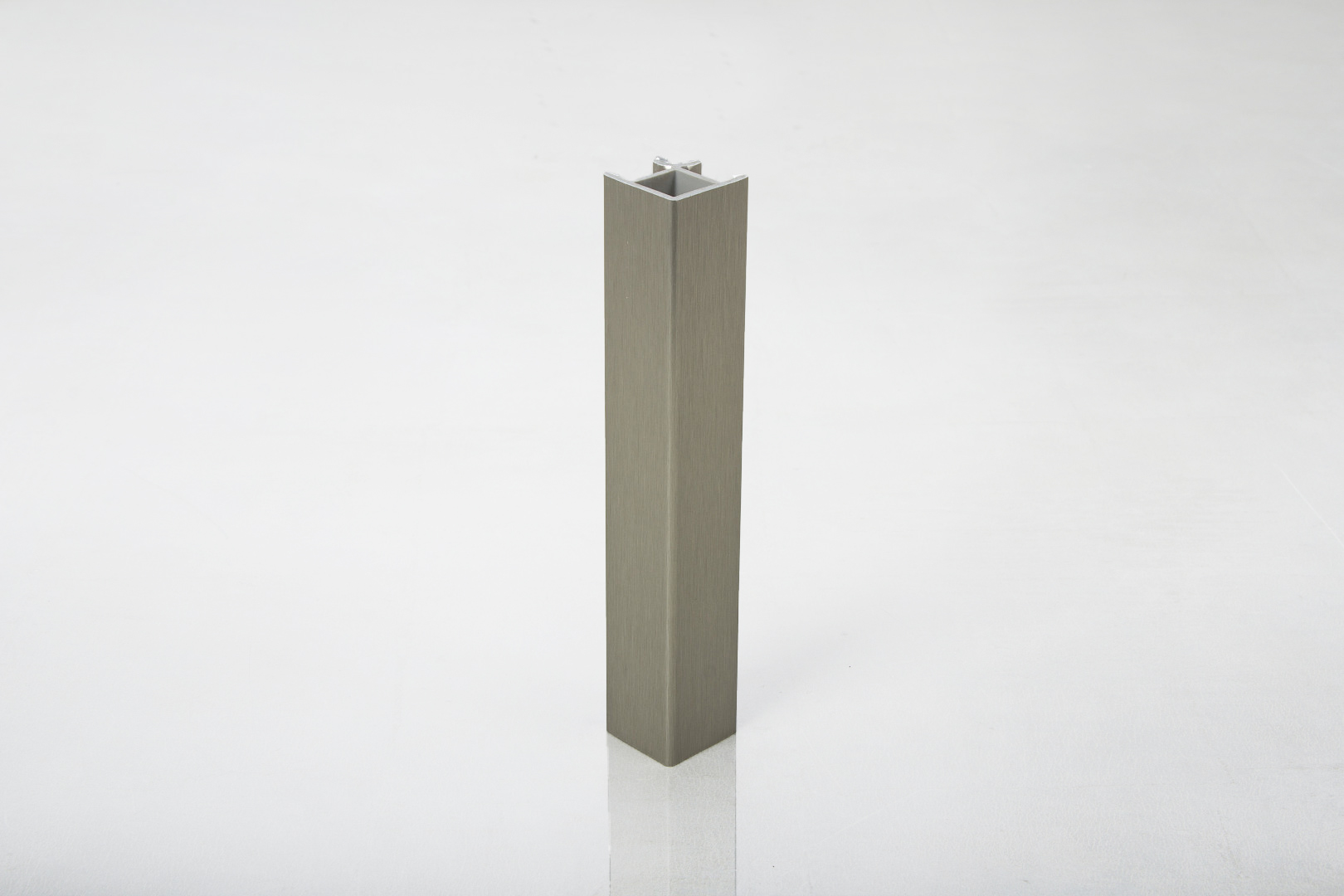 Уголок универсальный 90°Scilm к пластиковому цоколю H=150 под нержавейку